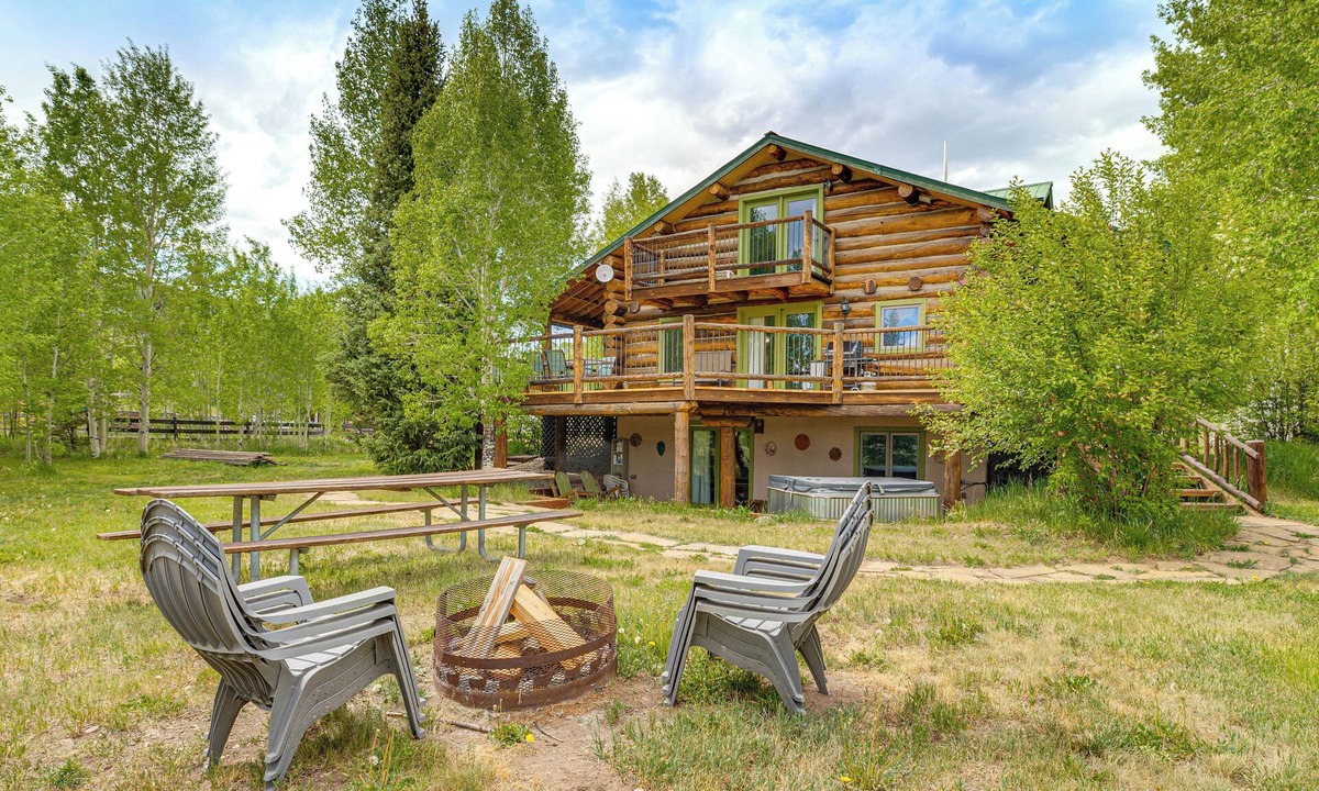Almont House | Log Home on 40-Acre Crested Butte Ranch