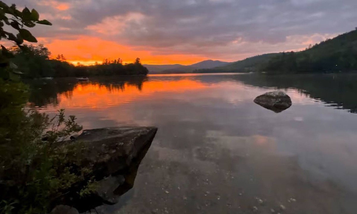Stoneham Cabin | Loon Lodge : Spacious Lakeside Suite