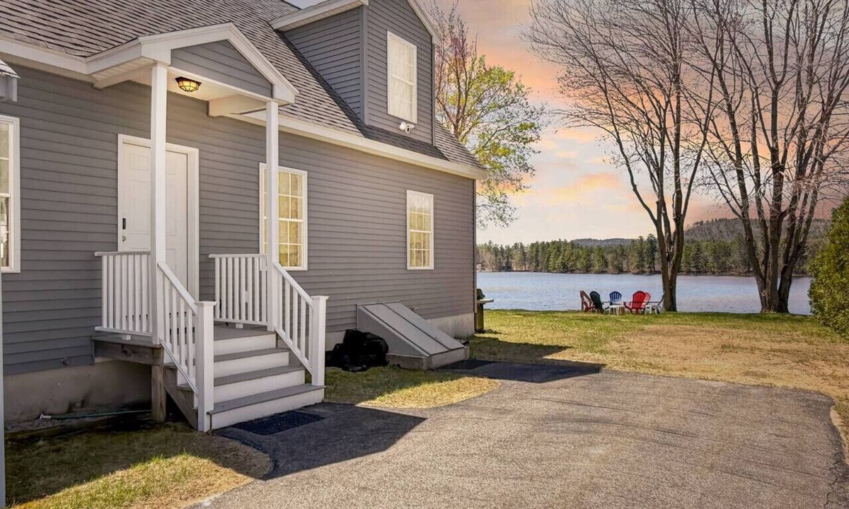 Conway House | Loon`s Lookout | Relaxing Waterfront Retreat