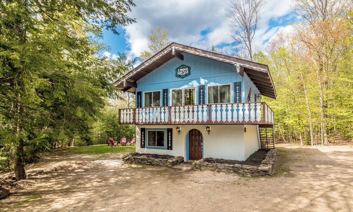 Jackson Ski Chalet | Loose Moose Lodge - WALK to Story Land! Close to North Conway, Attitash & More!