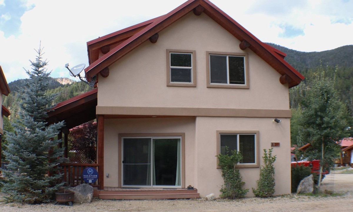 Red River House | Lost in Paradise - In Town - New Property - Pet Friendly - River Access