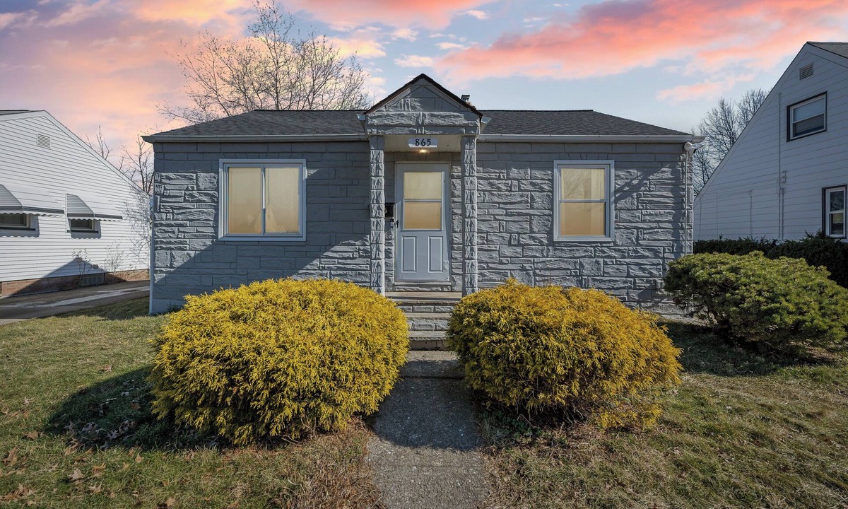 Euclid House | Lovely 2 bedroom 1 bath ranch, fully equipped, work desk, AC, great location