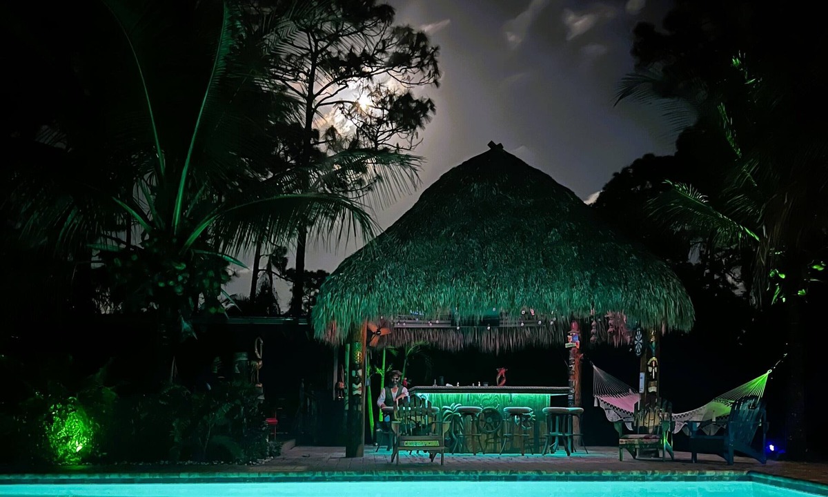 Hunt Club House | Lovely Casa Tropicana Lox - Private Guesthouse and Pool, Dog Friendly!