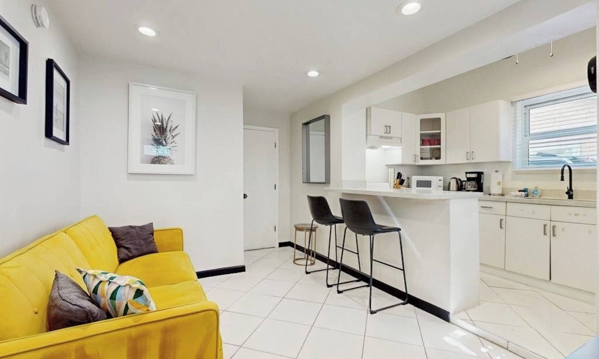 Parkside House | Lovely duplex with enclosed yard, fast WiFi, full kitchen, & W/D