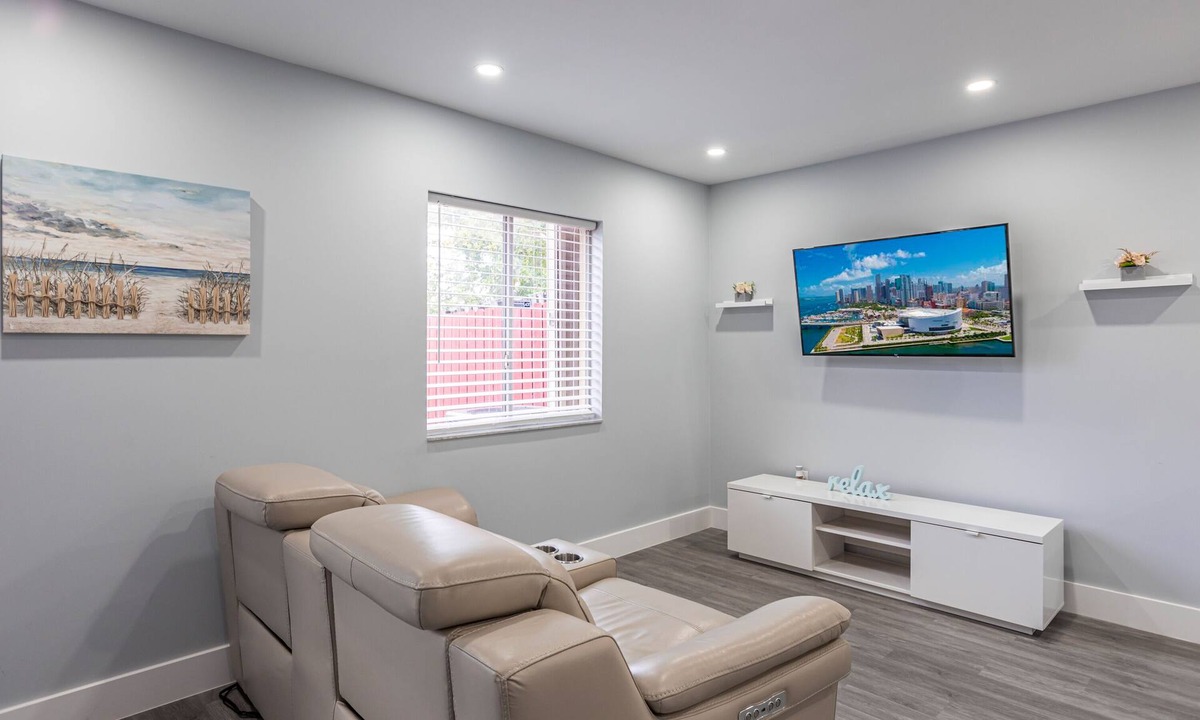 Country Club House | Lovely Newly Renovated! Townhouse 3 bedroom 3 bathroom/Nice Patio