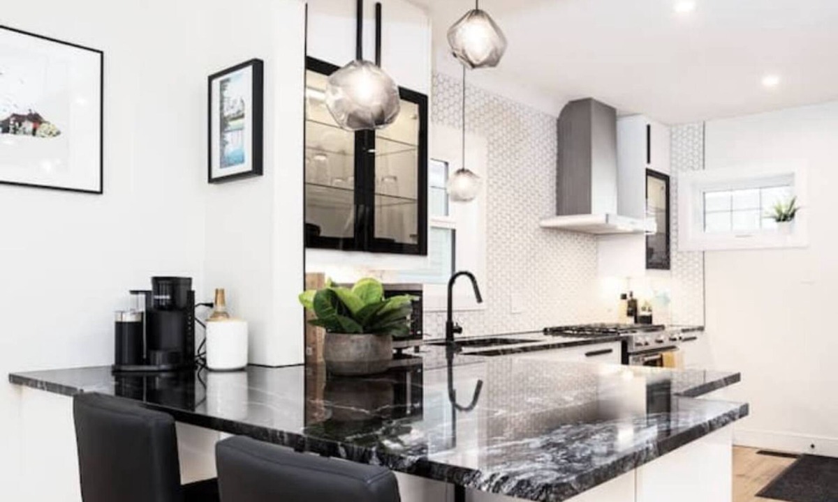 Old Strathcona House | Lux House Near It All: Park/Walk/Chill/Explore