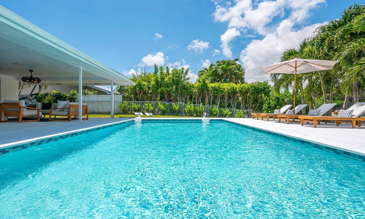 Lake Ida Shores House | LUXE Lake Oasis I Dock I Pool I Designer I Kayaks!