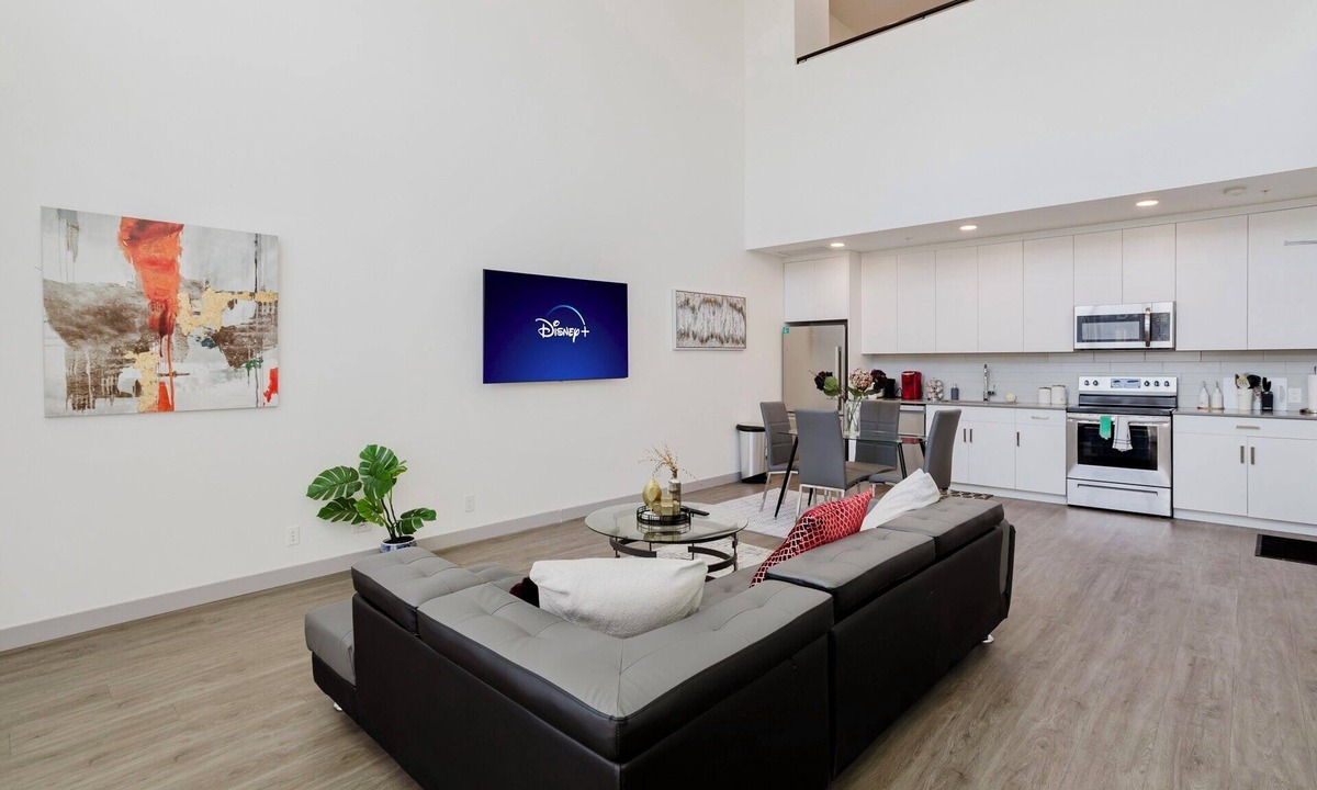 Northeast Edmonton Apartment | Luxe Loft, King bed, 10 mins from Dt