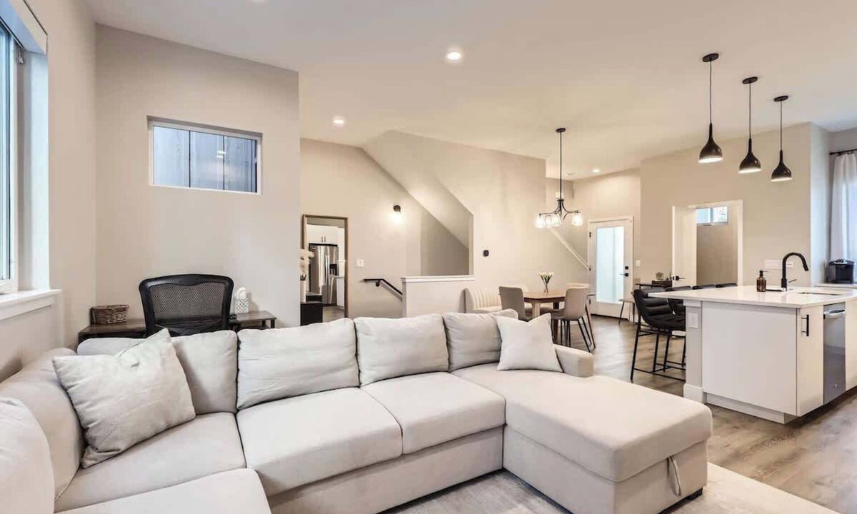 Sunnyside House | Luxe Rooftop Escape | City & Mountain Views