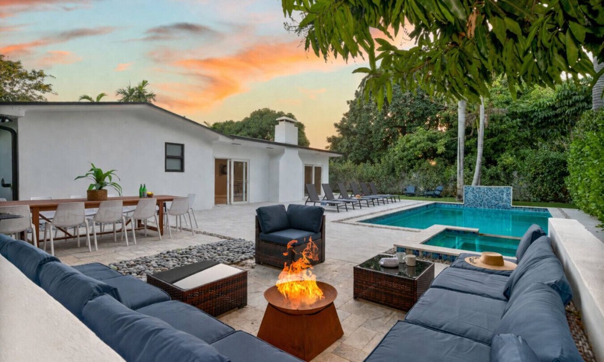 Golden Glades Villa | LUXE Villa, Heated Pool, Basketball Court, Pire Pit, GAMES