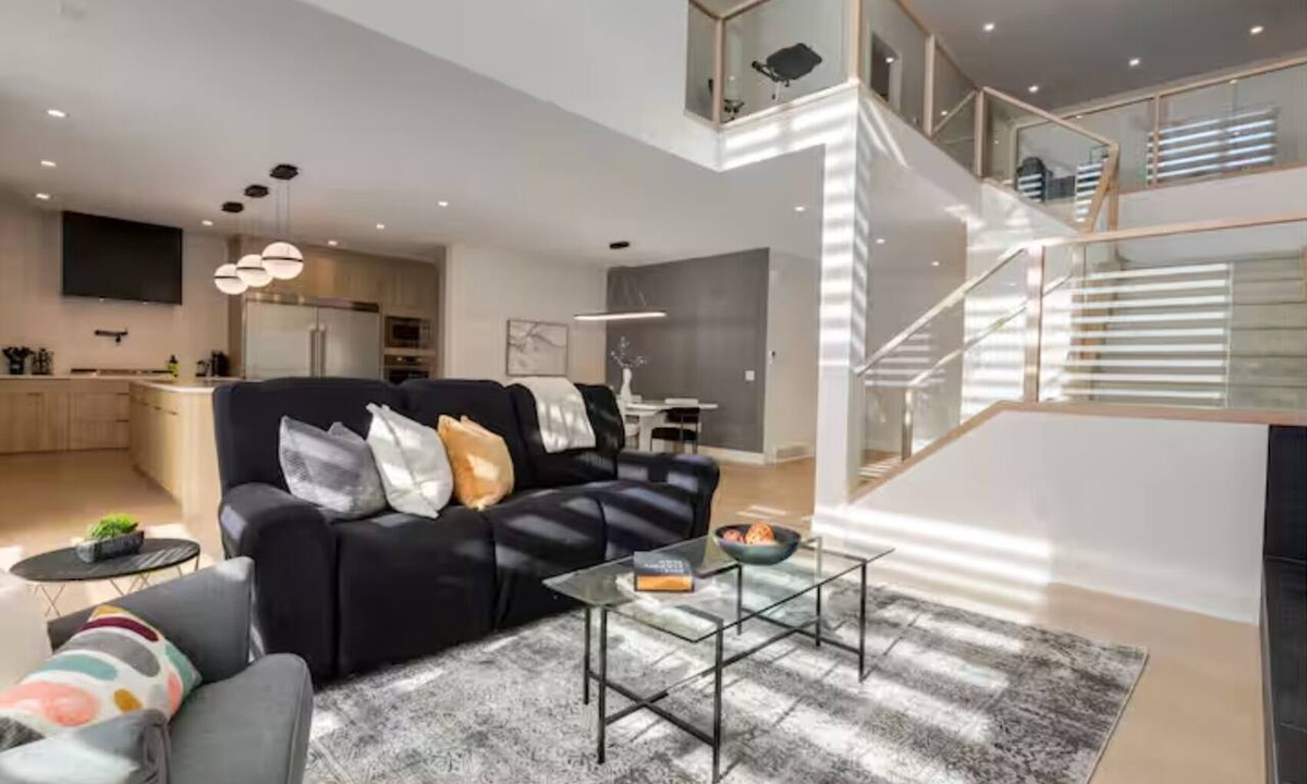 Chestermere House | Luxuria Vibe & Vogue 5 Bedroom near Lake, with AC and gym!