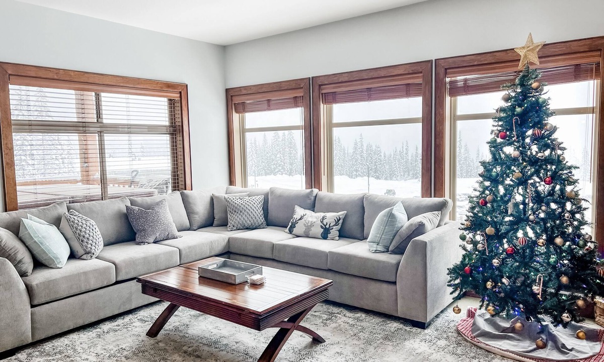 Big White Ski Resort Apartment | Luxurious TRUE ski in/out chalet in Happy Valley with gorgeous views!