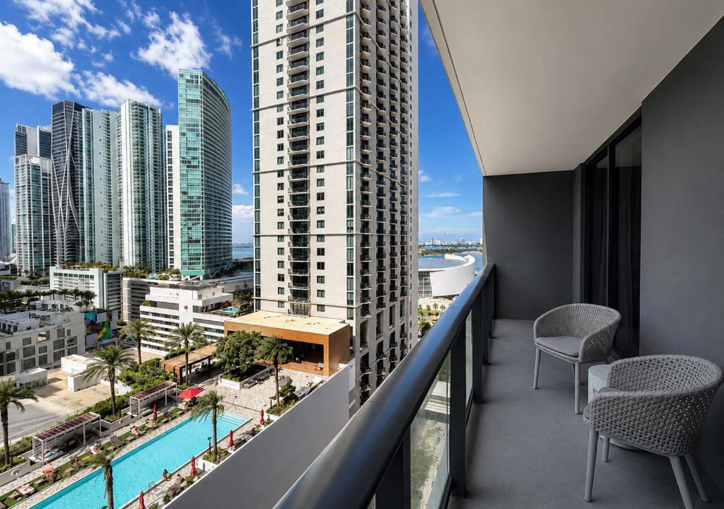 Downtown Miami House | Luxury 1BR - Resort-Style Pool - Central Miami