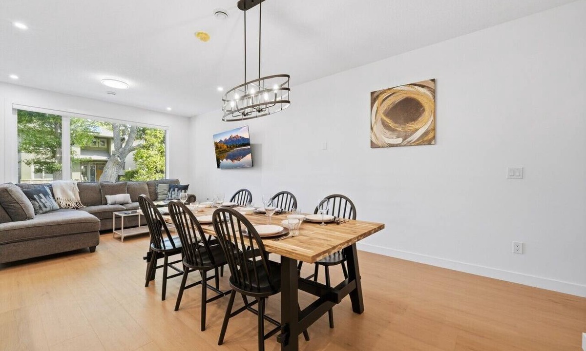 Renfrew House | Luxury 3 Master Suites! Renfrew Home 2 King bd with ensuite Baths & AC