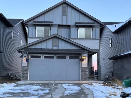 Airdrie House | Luxury 3bedroom House with Kingsize Master bedroom