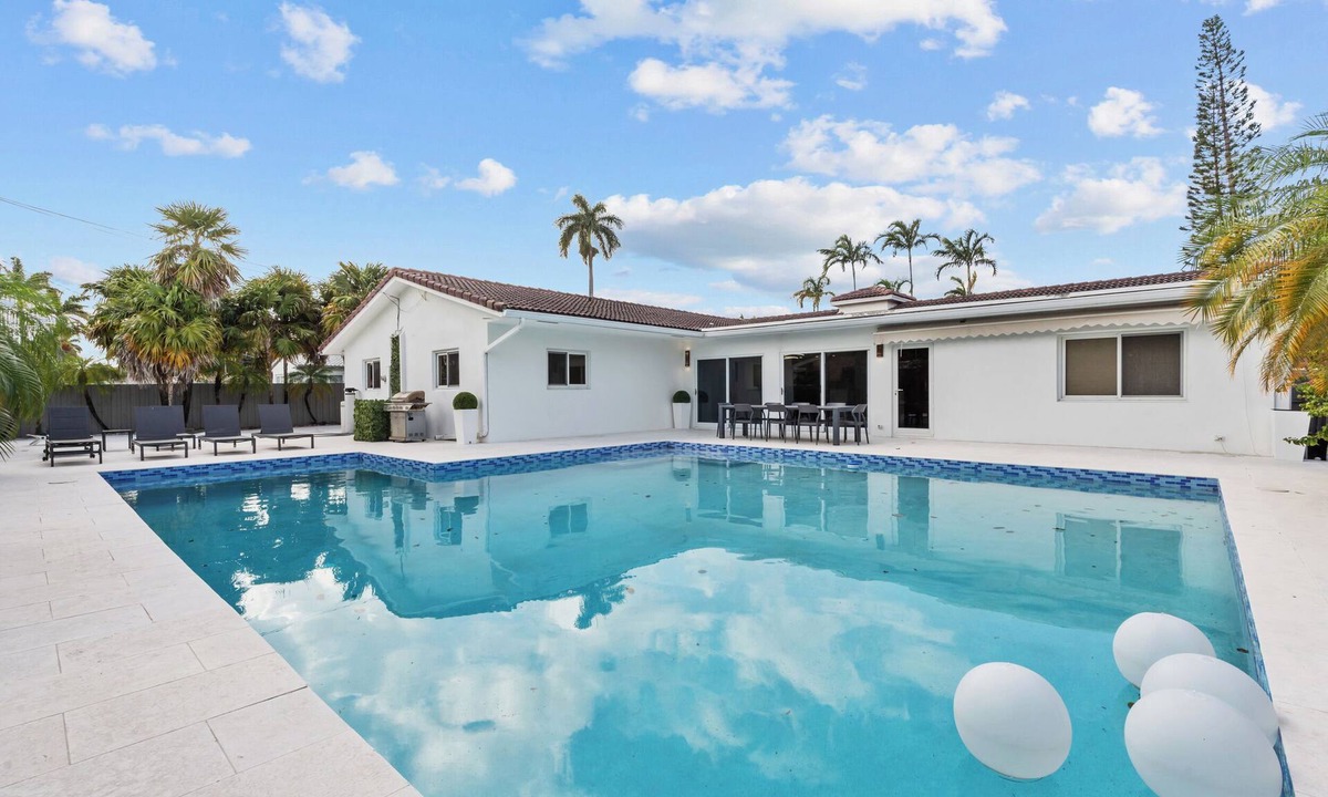 South Lake Villa | ★ ★ ★ ★ ★ Luxury 4000-sqft Mansion with large Pool & Sauna - 20 min to MAJOR INTERNATIONAL SPORTING EVENT!