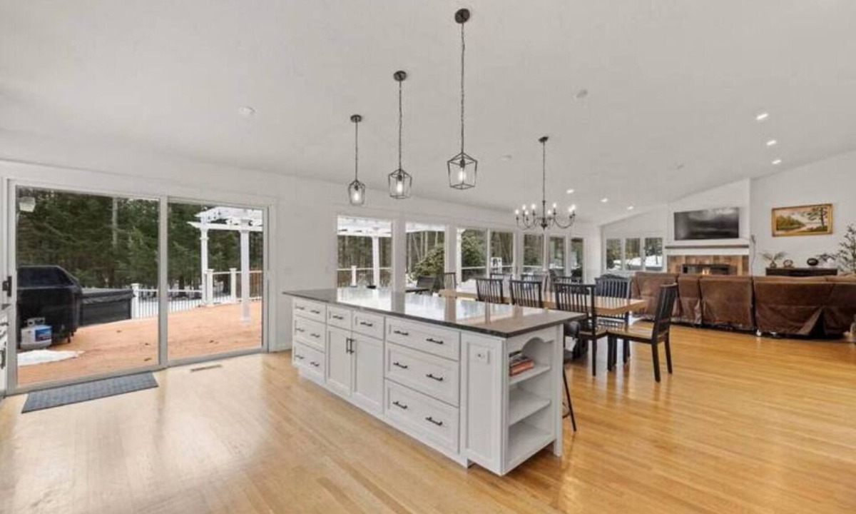 Laconia House | Luxury 5b 3ba on 10 acres w Lake view, Firepit, Hot Tub, Gameroom, close to Ski!