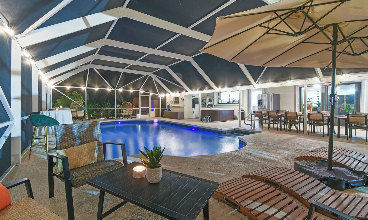 Hunt Club House | Luxury 5BR 17 Beds Retreat | Pool | Spa | Sauna | Fire Pit
