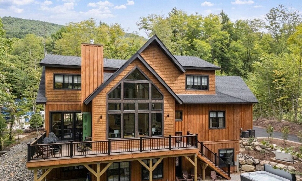 Lincoln House | Luxury 6BR chalet across from South Peak quad. Hot tub, Peloton gym, arcade & pets ok. Sleeps 14.