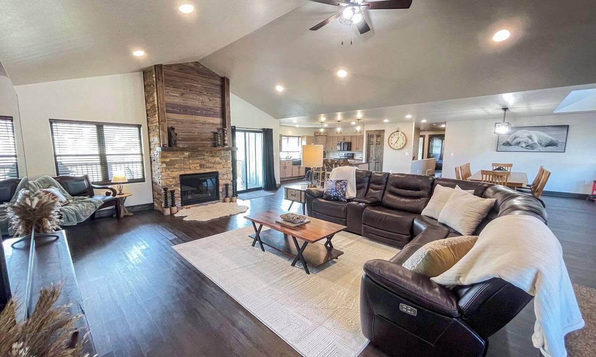 Sturgis House | Luxury 7BR Black Hills Retreat with Hot Tub & Game Room Near Deadwood & Sturgis