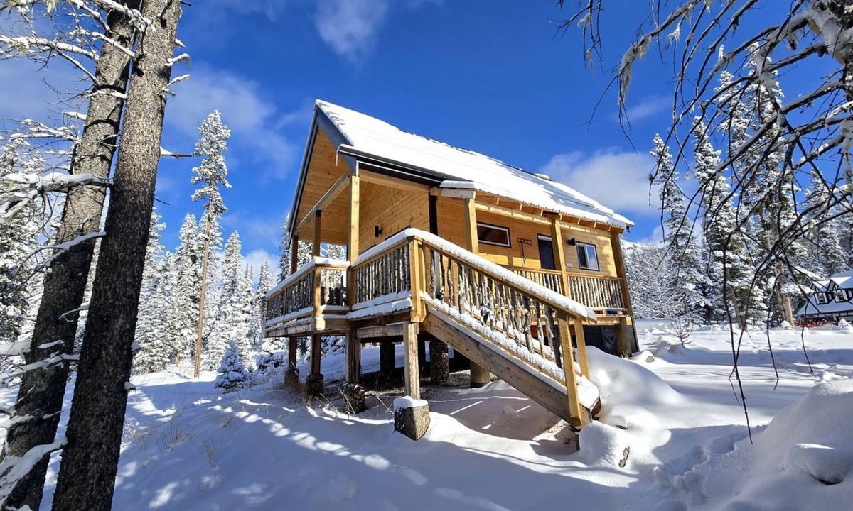 Nordegg House | Luxury Cabin Rental for Two with BBQ and Fire Table in Nordegg, Alberta