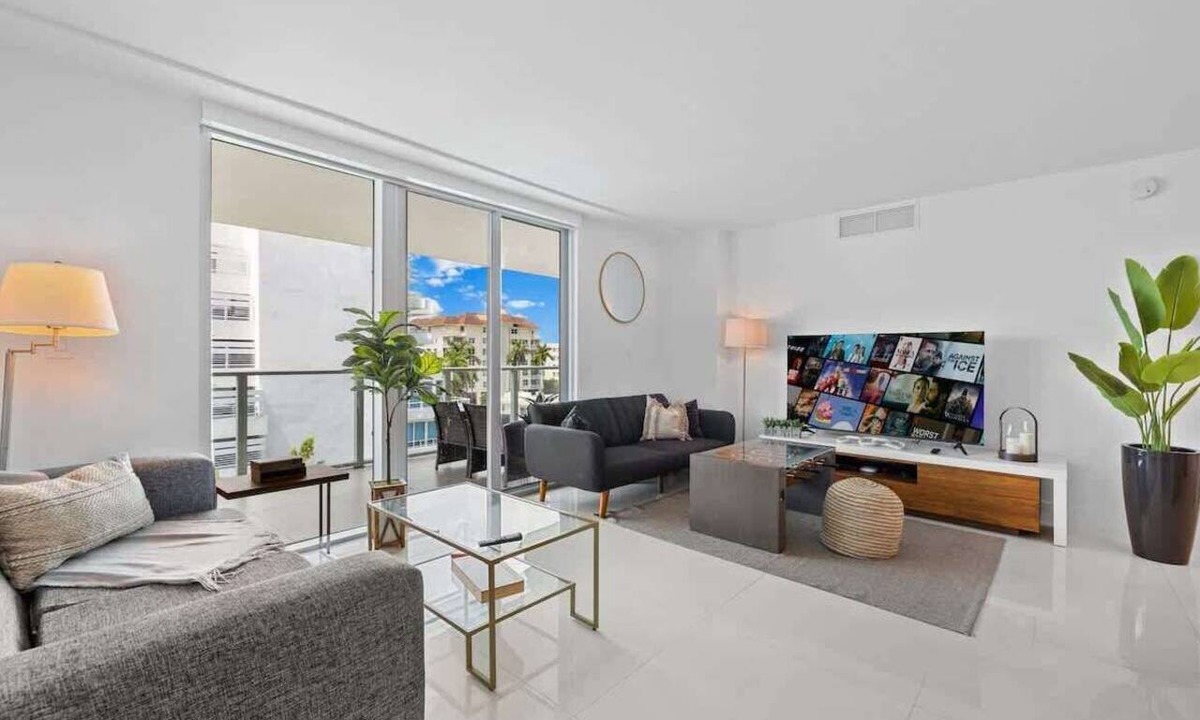 Bay Harbor Islands Condo | Luxury Condo w/Rooftop Pool | 5-Min to Beach