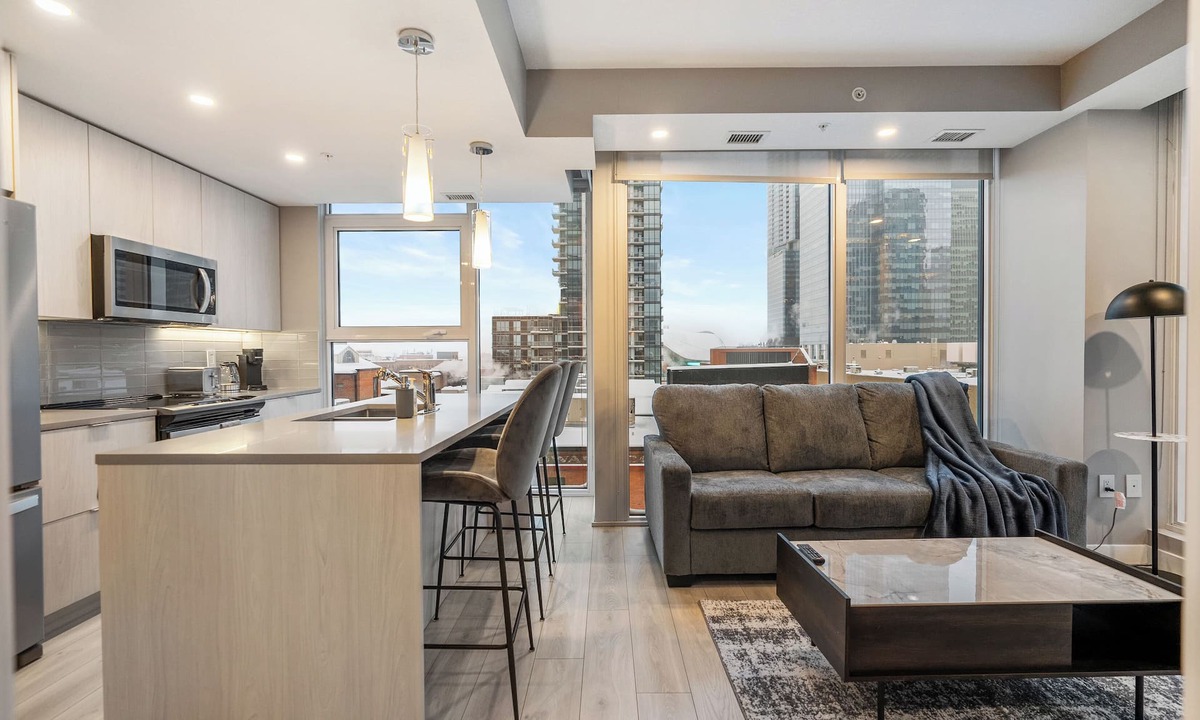 Downtown Edmonton Apartment | Luxury Escape, Sleeps 6, Ice District, Parking, AC