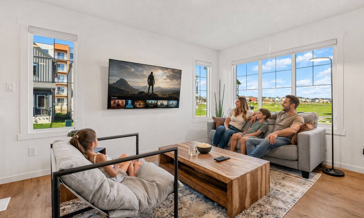 Southeast Edmonton House | Luxury Family Retreat w/Games, King Bed & Garage