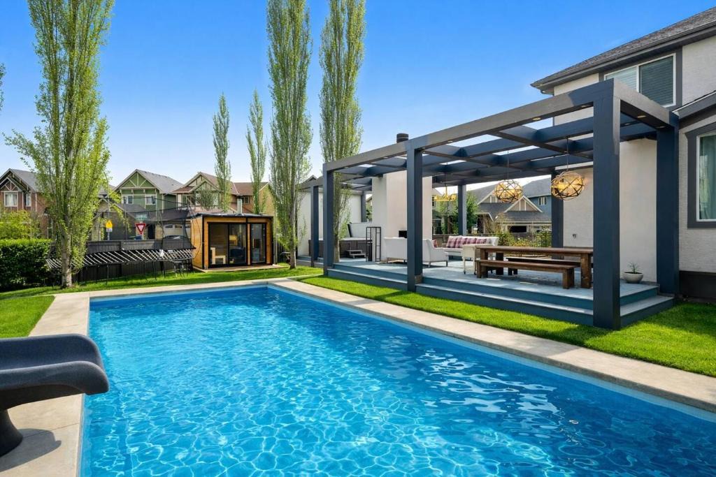 Cranston House | Luxury Haven | Pool | Hot Tub & Sauna |Outdoor BBQ