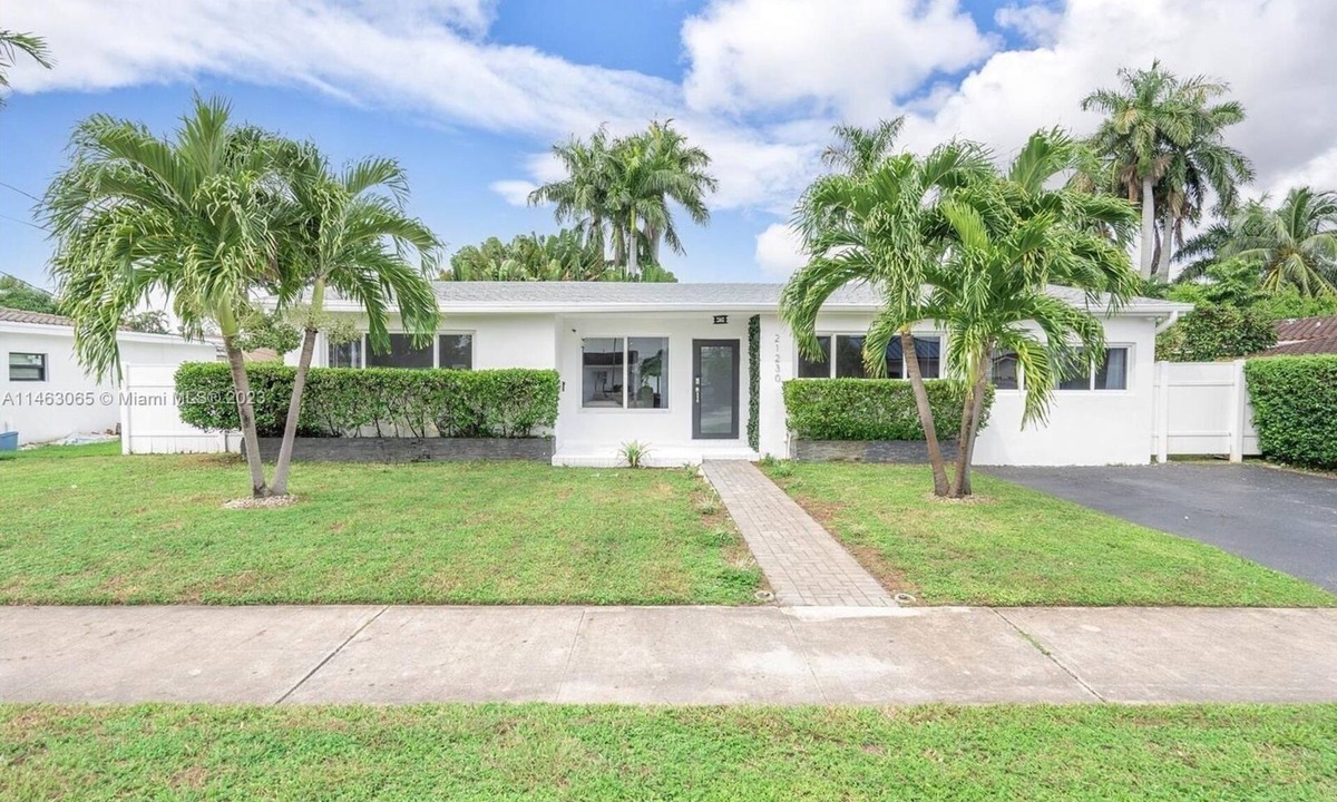 Highland Lakes House | Luxury home in a gated community near Aventura Mall