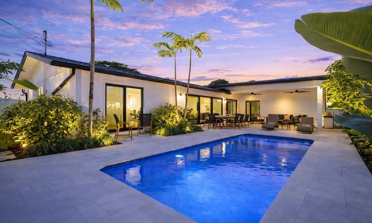 Lighthouse Point House | Luxury Home In Lighthouse Point Island - Heated Pool- Near The Beach - Walkable