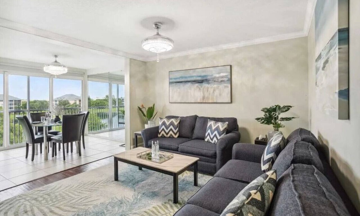 Jupiter Condo | Luxury, Lake & Sunset Views, pool, 1/2mi to beach!