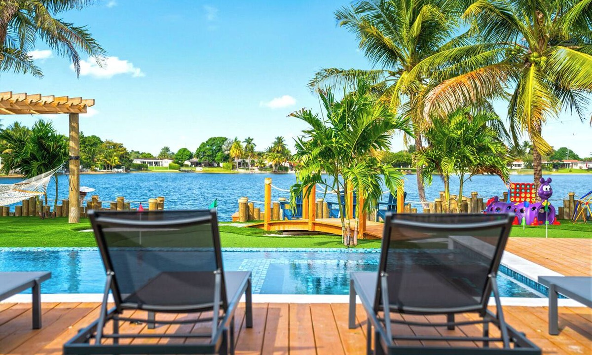 Miami Gardens Hotel | Luxury Lakeview Home w/Pool, Spa, Golf & Basketball 6BR
