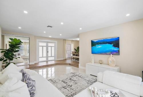 Margate House | Luxury Private Pool Home in South Florida Near Miami and Fort Lauderdale Beaches