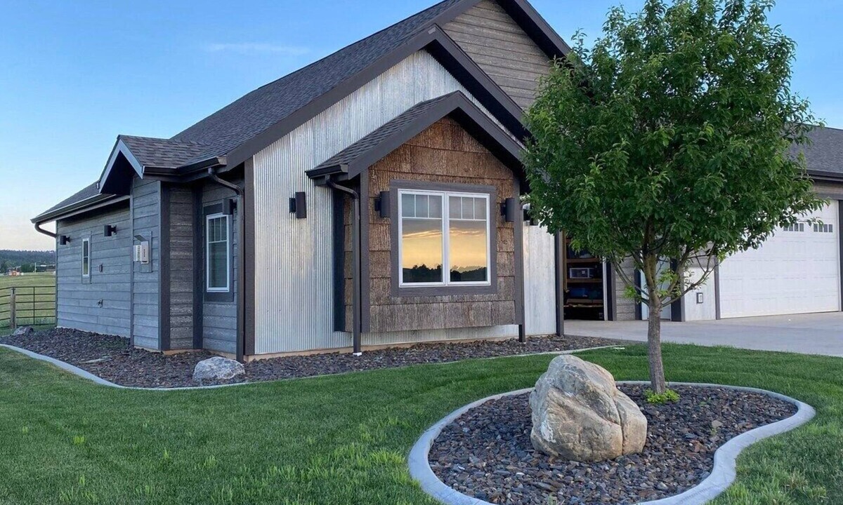 Colonial Pine Hills House | Luxury Ranch Stay - Horse and Cattle