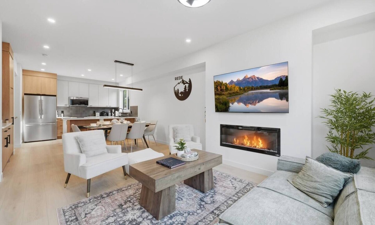 Renfrew House | Luxury Retreat | Rooftop | Movie Room | Sleeps 12