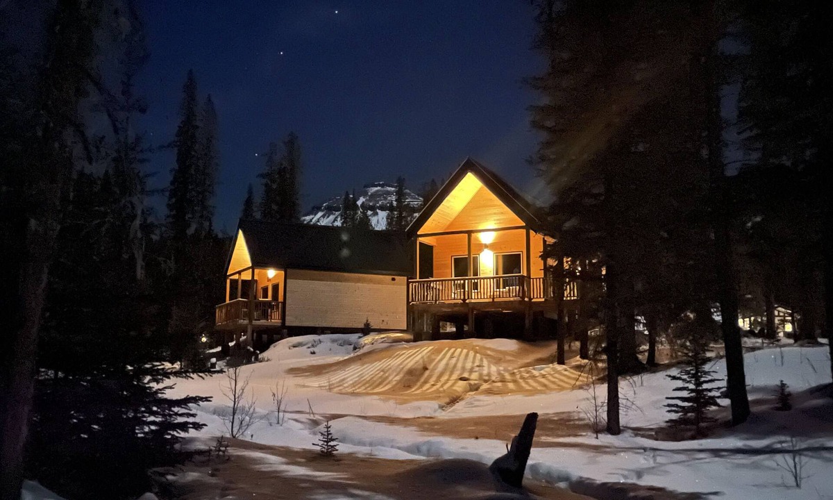 Nordegg Cabin | Luxury Stargazer Cottage - Joby Chungo