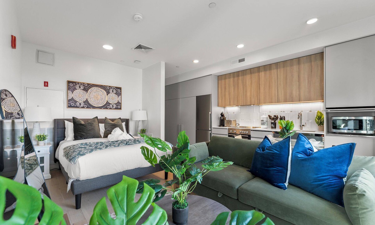 D Street - West Broadway Apartment | Luxury Studio Next to Broadway fkn0