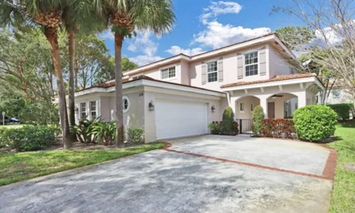Jupiter House | Luxury townhome with heated pool in the heart of all Jupiter has to offer