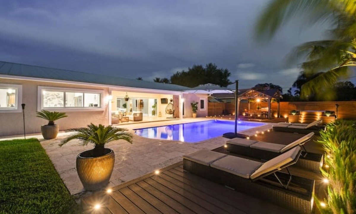Lake Clarke Shores House | Luxury Unique Property 4-3 - Entire House - Heated Pool - Lg Yard