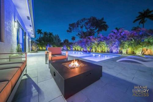 Golden Glades Villa | Luxury Villa Amara Heated Pool Gym Sauna BBQ