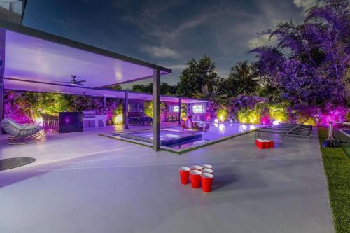 Golden Glades House | Luxury Villa Solara w Heated Pool Hot Tub BBQ