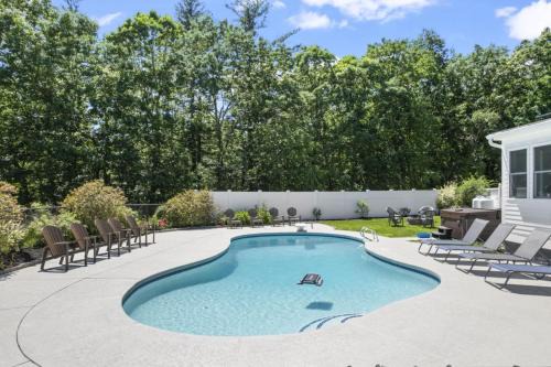 South Sanford House | Maine Pondfront Home Sleeps 22 - Pool & Hot Tub