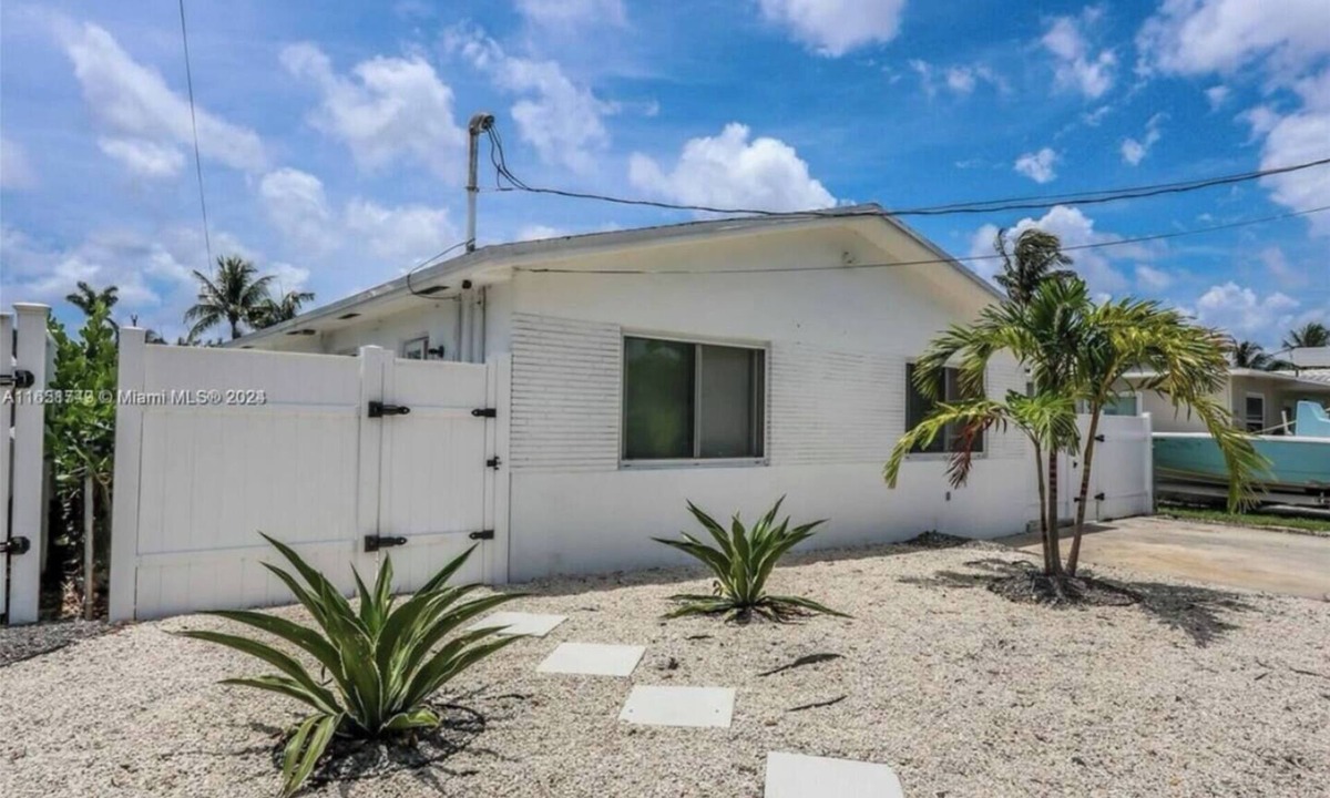 Dania Beach Apartment | Marvelous 2-bedroom apartment with AC in Dania Beach