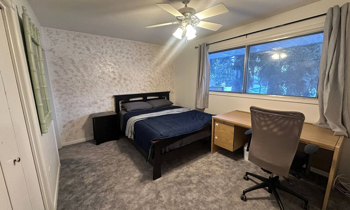 Jasper Place House | Master Bedroom w/Private 0.5 Bath – 10 Min Walk to Shops & Transit - Room No.1