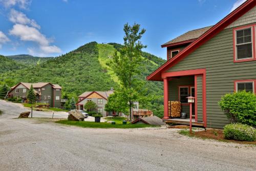 Killington House | Meyer Chalet de Esqui - Ski-In, Ski-Out 4BR Bear Mtn Retreat with Pool & Fireplace
