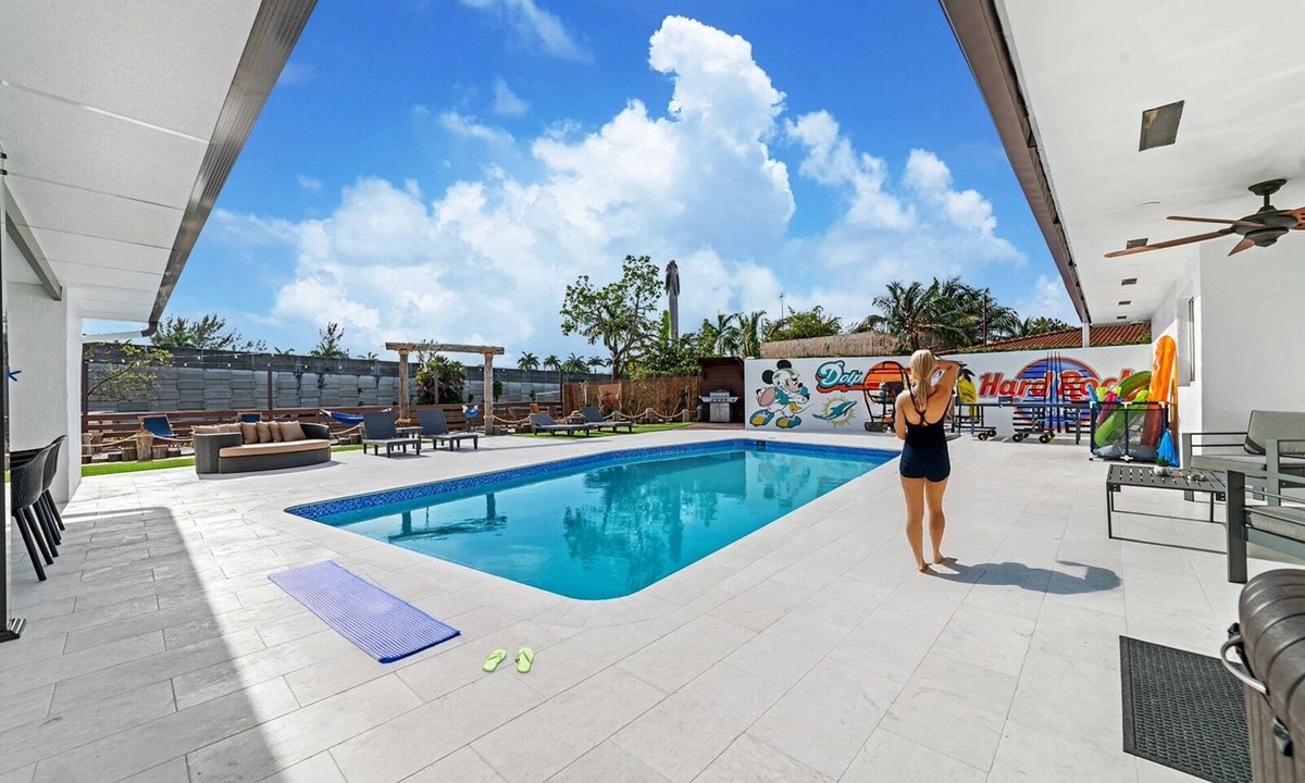 Miami Gardens House | Miami Lakefront Mansion - Unforgettable, 30 Guests