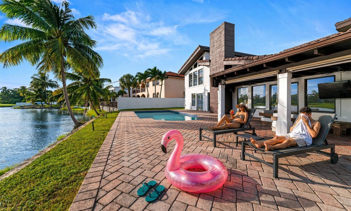 Country Club House | Miami Lux Mansion/Lakefront Views/Pool & Mini Golf