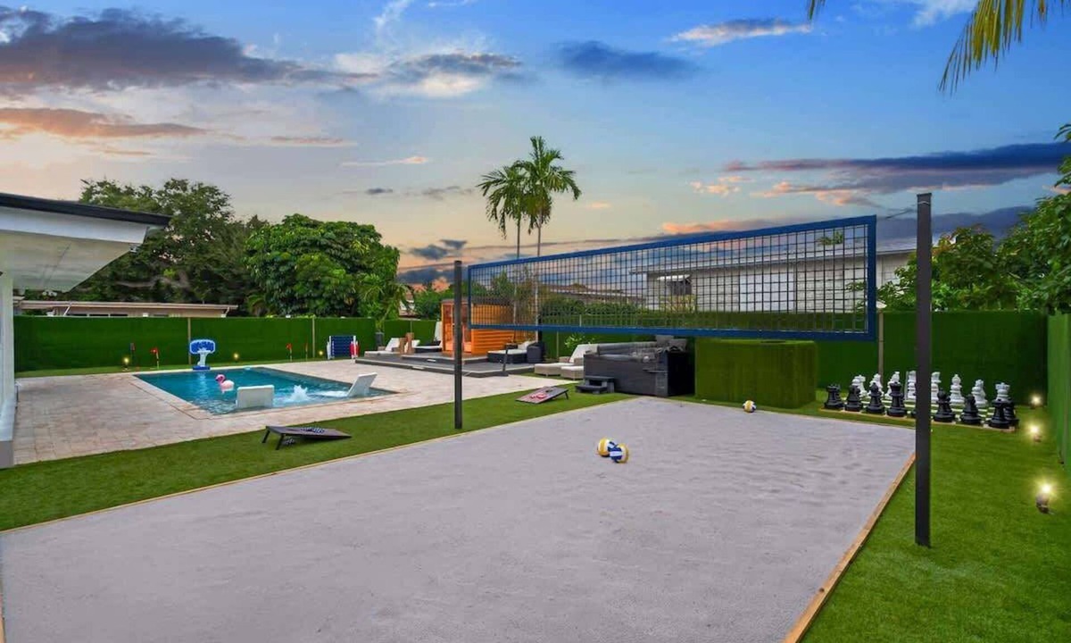 Ives Estates House | Miami Resort Villa Volleyball, Jacuzzi, Sauna