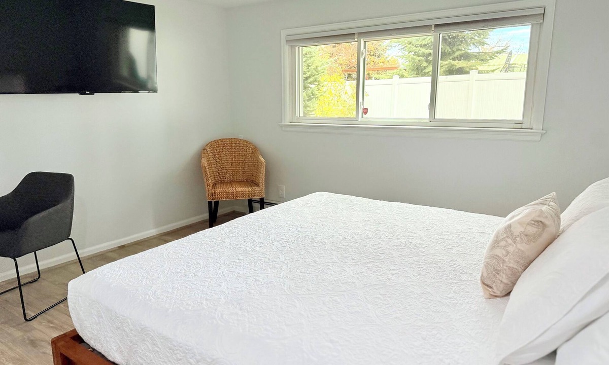 Aurora Apartment | Minimalist Private Suite with Yard Near UC Health & Anschutz
